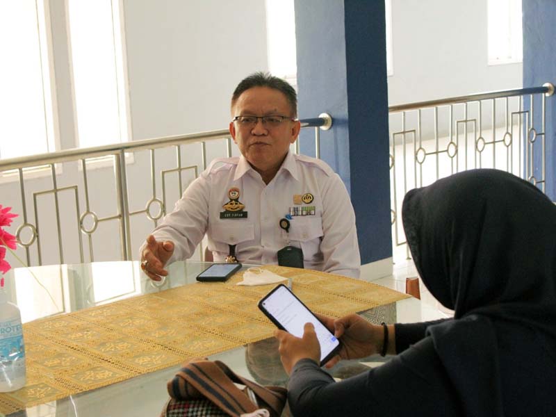 Edy Firyan Kepala Kantor Imigrasi Kelas II TPI Kuala Tungkal memberikan keterangan terkait peluncuran Paspor masa berlaku 10 Tahun di Kantor Imigrasi Kuala Tungkal, Rabu (12/10/22). FOTO : Ist