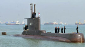 Sejumlah prajurit TNI-AL awak kapal selam KRI Nanggala-402 berada di atas lambung kapal setibanya di Dermaga Koarmatim, Ujung, Surabaya, Jatim, Senin (6/2/2012). Kapal selam tersebut kembali bergabung dengan TNI AL usai menjalani perbaikan menyeluruh di galangan kapal Daewoo Shipbuilding & Marine Engineering, Okpo, Korea Selatan. [Antara/M Risyal Hidayat]

