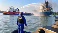 Detik-detik proses pemadaman dan evakuasi kru kapal tanker MT Nurhasanah Lima yang mengalami ledakan di kamar mesin saat berlabuh jangkar di perairan Teluk Majelis, Kabupaten Tanjung Jabung Timur, Rabu (23/9/2026). (Foto: Humas Basarnas Jambi)