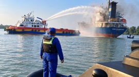 Detik-detik proses pemadaman dan evakuasi kru kapal tanker MT Nurhasanah Lima yang mengalami ledakan di kamar mesin saat berlabuh jangkar di perairan Teluk Majelis, Kabupaten Tanjung Jabung Timur, Rabu (23/9/2026). (Foto: Humas Basarnas Jambi)