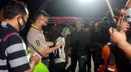 FOTO : Kapolda Irjen Pol Firman Santyabudi Saat Memberikan Masker Kepada Warga di Objek Wisata WCF Kuala Tungkal, Minggu (02/08/20) malam.