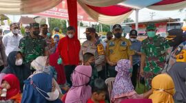 Danrem 042/Gapu Brigjen TNI Supriono bersama  Kapolda Jambi Irjen Pol A Rachmad Wibowo dan Ketua DPRD Provinsi Jambi, Edi Purwanto Saat di Lokasi Pasar Murah Minyak Goreng di Kecamatan Rimbobujang Kabupaten Tebo, Minggu (6/3/22). FOTO : PENREM