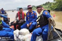 Kapolda Jambi Irjen Pol Rusdi Hartono Serahkan Bantuan Sembako ke Masyarakat Terdampak Banjir di Danau Sipin dan Pelayangan, Senin (22/1/24). FOTO : Viryzha/LT