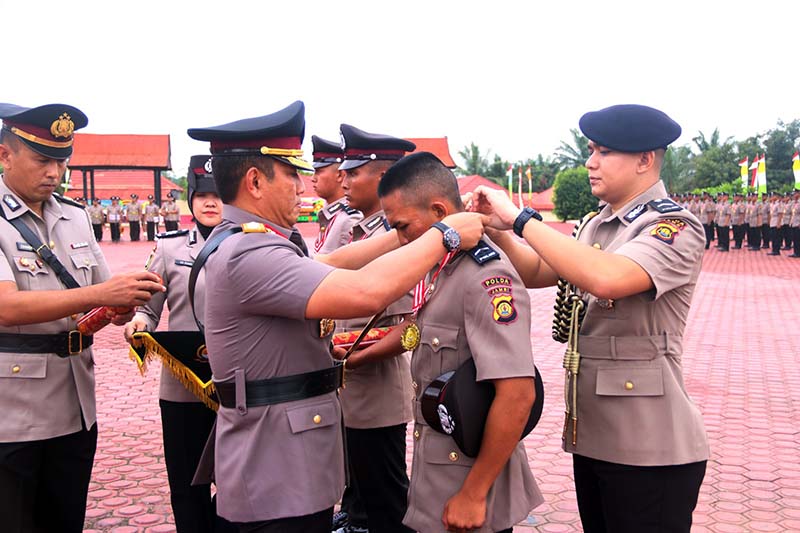 Kapolda Jambi Irjen Pol Rusdi Hartono saat Lantik dan Ambil Sumpah Pesrta Diktukba Polri Gelelobang II Tahun 2023 di SPN Polda Jambi di Pondok Meja, Mestong, Muaro Jambi, Kamis (21/12/23). FOTO : HMS