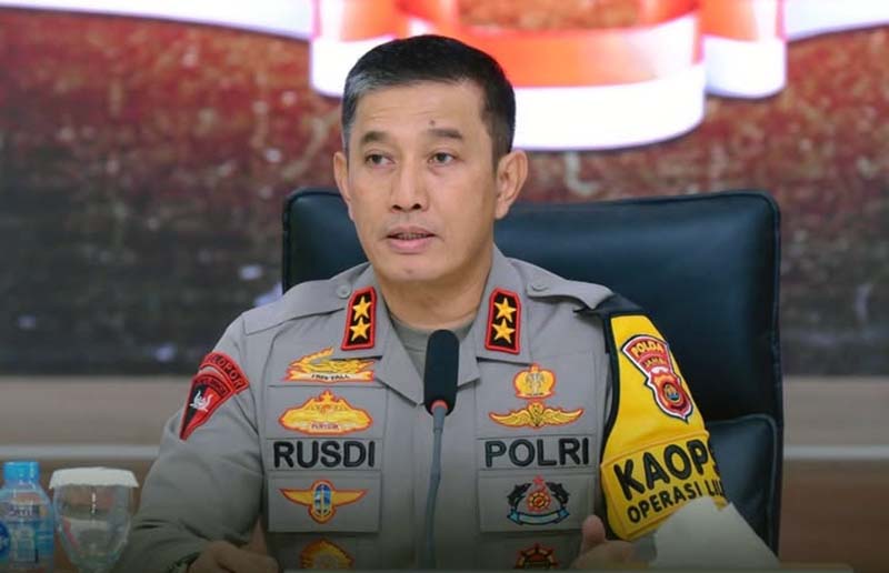 Kapolda Jambi Irjen Pol Rusdi Hartono didamping Kabid Humas  Kombes Pol Mulia Prianto Menyampaikan Rilis Kinerja Akhir Tahun 2024 dihadapan para jurnalis, Senin (30/12/24). FOTO : Ist