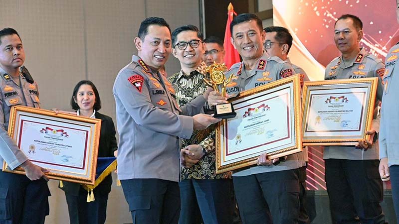 Kapolda Jambi Irejen Pol Rusdi Hartono Saat Menerima Penghargaan dari Kapolri Jenderal Lsityo Sigit Prabowo sebagai Polda terbaik Tipe B Ajang Kompolnas Award 2024 di Hotel Discovery Ancol, Jakarta Utara, pada Rabu malam (17/7/2024). FOTO : HUMAS