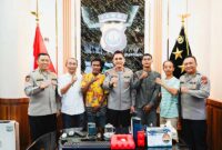 Kapolda Jambi Irjen Pol. Krisno H. Siregar Saat Tatap Muka bersama Warga Komunitas Suku Anak Dalam. FOTO : HMS