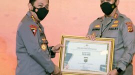 Kapolda Jambi Irjen Pol. Albertus Rachmad Wibowo Saat Menerima Penghargaan dari Kapolri Jenderal Polisi Listyo Sigit Prabowo pada Rapim Polri Tahun 2022 di Gedung Auditorium STIK-PTIK, Jakarta Selatan, Rabu (2/3/22). FOTO : HMS Polda Jambi.