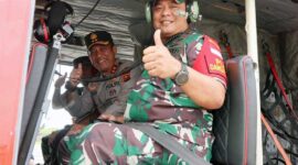 Tampak Dalam Foto Danrem 042/Gapu Brigjen TNI Supriono dan Kapolda Jambi Irjen Pol Rusdi Hartono dari Pintu Hely Saat Pantau Hospot dan Karhutla Wilayah Jambi Melalui Udara. FOTO : Dhea 