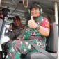 Tampak Dalam Foto Danrem 042/Gapu Brigjen TNI Supriono dan Kapolda Jambi Irjen Pol Rusdi Hartono dari Pintu Hely Saat Pantau Hospot dan Karhutla Wilayah Jambi Melalui Udara. FOTO : Dhea 