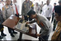   Kapolda Jambi Irjen Pol Drs Rusdi Hartono Menandatangai Prasasti Meresmikan Mapolres Batanghari, Senin (21/11/22). FOTO : Ist