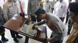 


Kapolda Jambi Irjen Pol Drs Rusdi Hartono Menandatangai Prasasti Meresmikan Mapolres Batanghari, Senin (21/11/22). FOTO : Ist