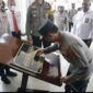


Kapolda Jambi Irjen Pol Drs Rusdi Hartono Menandatangai Prasasti Meresmikan Mapolres Batanghari, Senin (21/11/22). FOTO : Ist