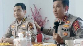Irjen Pol Rusdi Hartono didampingi Kabid Humas Kombes Pol Mulia A. FOTO : dhea