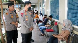 Kapolda Jambi Irjen Pol Rusdi Hartono Saat Berbincang dengan Masyarakat di Kantor Samsat Jambi, Jum'at (28/10/22). [FOTO : Dhea/Polda Jambi]