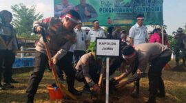 Kapolda Jambi Irjen Pol. Rusdi Hartono Saat Tanam Bibit Pohon di Taman Panjat Tebing Danau Sipin Kel. Sungai Putri Kec. Danau Sipin Kota Jambi, Rabu, (23/8/23). FOTO : Deha