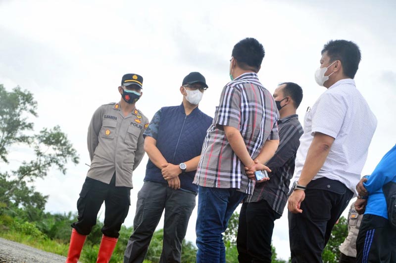 FOTO : Kapolda Jambi Irjen Pol A. Rachmad Wibowo, S.IK didampigi Kapolrs Tanjab Barat AKBP Guntur Saputro, SIK, MH Saat Meninjau Operasionalisasi Sumur Bor Badan Restorasi Gambut dan Cadangan Embung Air Muntialo, Sabtu (02/01/20).