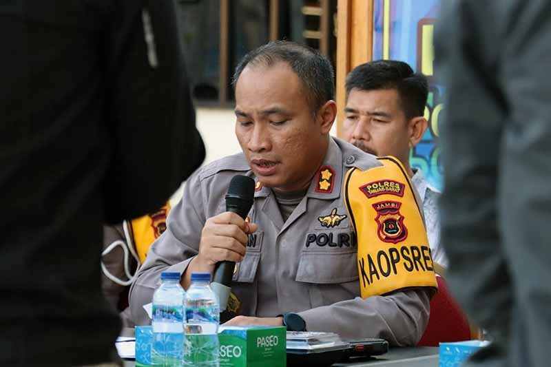 Kapolres Tanjung Jabung Barat AKBP Muharman Arta saat Konferensi pers, Sabtu (31/12/22). FOTO : LT