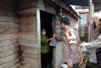 FOTO : Kapolres Tanjab Barat AKBP Guntur Saputro, S.IK, MH Ketika Memanen dan Membagikan Ikan Lele Program Ketahanan Pangan kepada Warga sekitar Mapolres secara door to door, Sabtu (26/09/20).