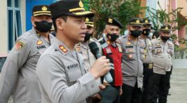 Kapolres Batanghari AKBP M. Hasan, SIK, SH saat beri arahan usai berikan reward kepada anggotanya, Kamis (10/02/2022). FOTO : Situs polresbatanghari.jambi.polri.go.id