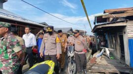 Kapolres AKBP Muharman Arta, S.IK bersama Bupati H. Anwar Sadat dan Forkompinda turun mengecek lokasi kebakaran, Selasa (21/6/26). FOTO : Humas Res TJB