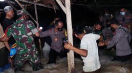Kapolres Bungo AKBP Guntur Saputro, SIK, MH dan Dandim 0416/Bute Letkol Inf Inf Arianto Maskare Subagio Saat Menyongsong arus banjir mengcek langsung kondisi warga terdampak banjir di Dusun Tanah Bekali, Kecamatan Tanah Sepenggal, Kabupaten Bungo, Selasa (14/12/21). FOTO : Humas Res Bungo.