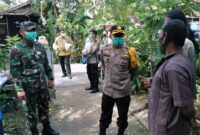 FOTO : Kapolres Tanjab Barat AKBP Guntur Saputro, SIK, MH dan Dandim 0419/Tanjab Letkol Inf Erwan Susanto, SIP Penyaluran Bantuan Sosial Sinergitas Terhadap Korban Kebakaran Rumah/Bedeng di Jln. Elang RT. 06 Kel. Sriwijaya, Kec. Tungkal Ilir, Kab. Tanjab Barat, Jumat (11/12/20).