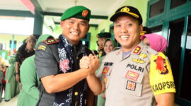 FOTO : Kapolres Tanjab Barat AKBP Guntur Saputro, SIK, MH Berjabat Tangan Dandim 0419/Tanjab yang baru Letkol Inf Erwan Susanto, S.IP di Makodim 0419/Tanjab, Sabtu (25/01/20).