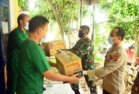 FOTO : Kapolres Tanjab Barat AKBP Guntur Saputro, S.IK, MH dan Dandim 0419/Tanjab Erwan Susanto, S.IP saat Memberikan Bantuan Extra Fooding kepada Tenaga Medis di eks Puskesmas II Kuala Tungkal, Rabu (29/04/20).