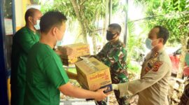 FOTO : Kapolres Tanjab Barat AKBP Guntur Saputro, S.IK, MH dan Dandim 0419/Tanjab Erwan Susanto, S.IP saat Memberikan Bantuan Extra Fooding kepada Tenaga Medis di eks Puskesmas II Kuala Tungkal, Rabu (29/04/20).