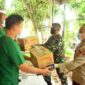 FOTO : Kapolres Tanjab Barat AKBP Guntur Saputro, S.IK, MH dan Dandim 0419/Tanjab Erwan Susanto, S.IP saat Memberikan Bantuan Extra Fooding kepada Tenaga Medis di eks Puskesmas II Kuala Tungkal, Rabu (29/04/20).