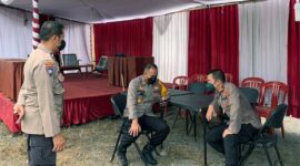 Kapolres Tanjung Jabung Barat AKBP Muharman Arta, S.IK meninjau kesiapan Pos Pengamanan didampingi Kapolsek Tungkal Ulu IPTU Dasep Nurdin Ansori, Rabu (27/4/22). FOTO : HMSRES Tjb