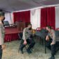 Kapolres Tanjung Jabung Barat AKBP Muharman Arta, S.IK meninjau kesiapan Pos Pengamanan didampingi Kapolsek Tungkal Ulu IPTU Dasep Nurdin Ansori, Rabu (27/4/22). FOTO : HMSRES Tjb