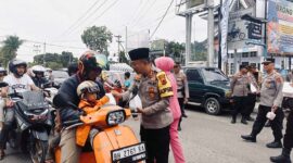 Kapolres Kerinci AKBP Arya Tesa Brahmana, S.I.K bersama Para PJU Polres Kerinci  Saat Bagikan Takjil Kepada Masyarakat di Jalan. FOTO : HMS