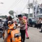 Kapolres Kerinci AKBP Arya Tesa Brahmana, S.I.K bersama Para PJU Polres Kerinci  Saat Bagikan Takjil Kepada Masyarakat di Jalan. FOTO : HMS