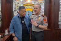 APRESIASI KARYA LOKAL: Kapolres Labuhanbatu, AKBP Wahyu Endrajaya (kanan), saat memberikan apresiasi kepada Amin Wahyudi Harahap (kiri), pencipta lagu 