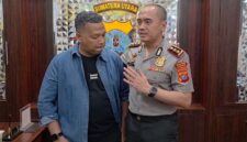 APRESIASI KARYA LOKAL: Kapolres Labuhanbatu, AKBP Wahyu Endrajaya (kanan), saat memberikan apresiasi kepada Amin Wahyudi Harahap (kiri), pencipta lagu 