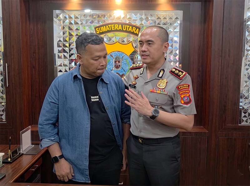 APRESIASI KARYA LOKAL: Kapolres Labuhanbatu, AKBP Wahyu Endrajaya (kanan), saat memberikan apresiasi kepada Amin Wahyudi Harahap (kiri), pencipta lagu 