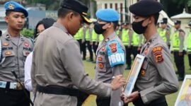 Kapolres Merangin AKBP Dewa N Nyoman Arinata, SIK, MH saat Pimpin Upacara PTDH terhadap 2 onkum personel Polres Merangin berinisial Bripda AS dan Brigadir RA, Senin (26/6/23) pagi.