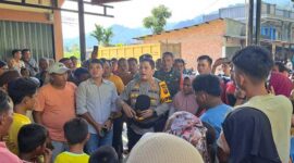Kapolres Merangin AKBP Ruri Roberto Menumui Warga yang Menggelar Aksi Blokade Jalan Lintas Bangko-Kerinci di Desa Tiga Alur Kecamatan Pangkalan Jambu Kabupaten Merangin,  Selasa (12/9/23). FOTO : ISt