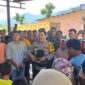 Kapolres Merangin AKBP Ruri Roberto Menumui Warga yang Menggelar Aksi Blokade Jalan Lintas Bangko-Kerinci di Desa Tiga Alur Kecamatan Pangkalan Jambu Kabupaten Merangin,  Selasa (12/9/23). FOTO : ISt