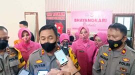 Kapolres Muaro Jambi AKBP Yuyan Priatmaja SIK, MH Saat Diwawancarai Wartawan, Senin (27/12/21). FOTO : Humas PMJ.