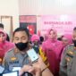 Kapolres Muaro Jambi AKBP Yuyan Priatmaja SIK, MH Saat Diwawancarai Wartawan, Senin (27/12/21). FOTO : Humas PMJ.