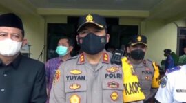 Kapolres Muarojambi AKBP Yuyan Priatmaja Bersama Wabup Muaro Jambi Bambang Bayu Suseno Diwawancarai Wartawan usai Apel Gelar Pasukan Operasi Lilin 2021 di Mapolres Muaro Jambi, Kamis (23/12/21). FOTO : Noval
