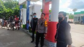 Kapolres Muaro Jambi AKBP Yuyan Priatmaja, SIK, MH Turun Langsung Melakukan Pengecekan di SPBU Auduri Desa Mendalo Darat. {FOTO : Humas PMJ]