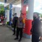 Kapolres Muaro Jambi AKBP Yuyan Priatmaja, SIK, MH Turun Langsung Melakukan Pengecekan di SPBU Auduri Desa Mendalo Darat. {FOTO : Humas PMJ]