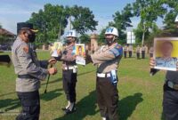 Kapolres Muaro Jambi AKBP Yuyan Priatmaja, SIK, MH Mencoret Foto 3 Anggota yang di PDTH pada Upacara Pemberhentian di lapangan hijau Mapolres Muaro Jambi, Selasa (31/5/22). FOTO : Ist  