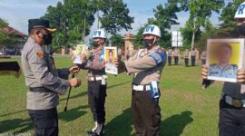 Kapolres Muaro Jambi AKBP Yuyan Priatmaja, SIK, MH Mencoret Foto 3 Anggota yang di PDTH pada Upacara Pemberhentian di lapangan hijau Mapolres Muaro Jambi, Selasa (31/5/22). FOTO : Ist

