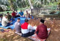 Satuan Lalu Lintas Polres Muaro Jambi Saat Takziyah di Makam mahasiswi UIN STS Jambi korban lakalantass di Dusun II, Kampung Masjid, RT 17 Desa Bukit Tigo, Kecamatan Singkut, Kabupaten Sarolangun, Jumat (13/11/21). FOTO : HMS PMJ