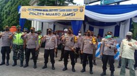 Kapolres Muaro Jambi AKBP Yuyan Priatmmaja Saat Meninjau Langsung Pos Pelayanan Operasi Lilin 2021 di komplek Perumahan Citra Raya City, Kecamatan Jaluko, Jumat (24/12/21). FOTO : Noval